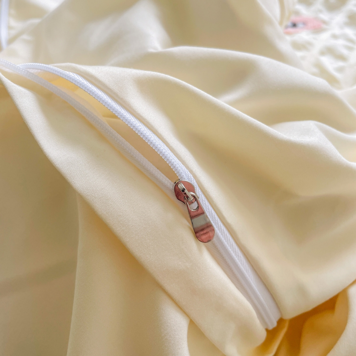 91家纺网 家纺一手货源 找家纺 千希家纺 2025新款高克重超柔泡泡纱毛巾绣泡芙精灵系列四件套 泡芙精灵-奶油黄