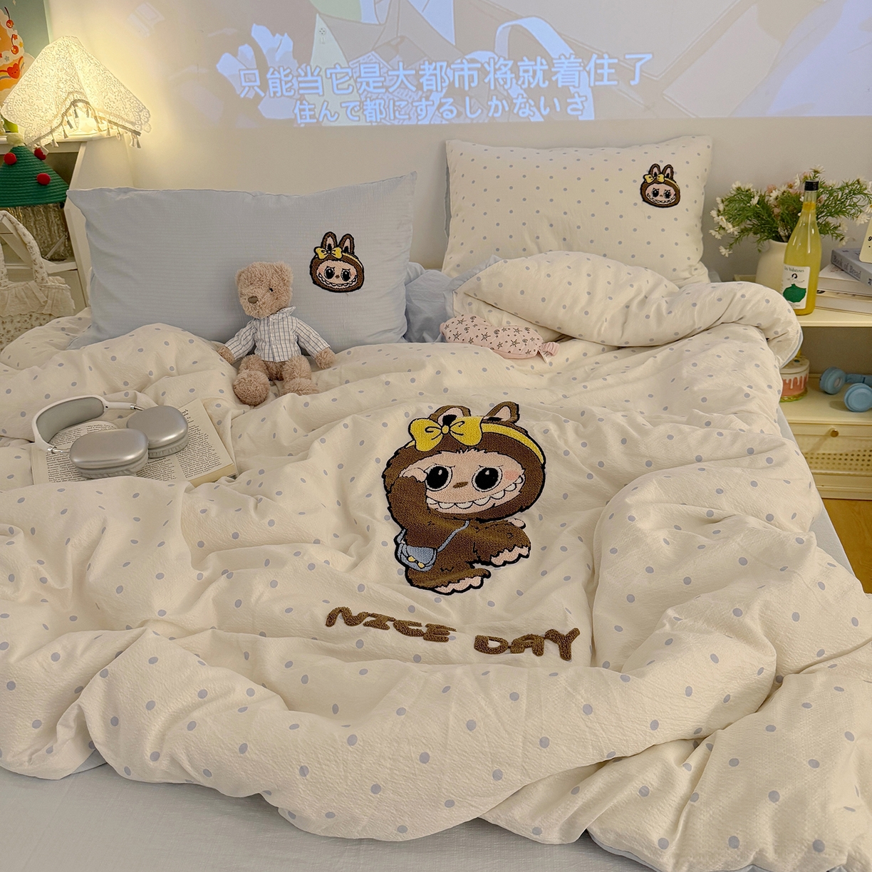 91家纺网 家纺一手货源 找家纺 罗亿家纺 2025新款云感双层纱卡通毛巾绣四件套（拉布布系列场景一） 可爱布布-蓝波点