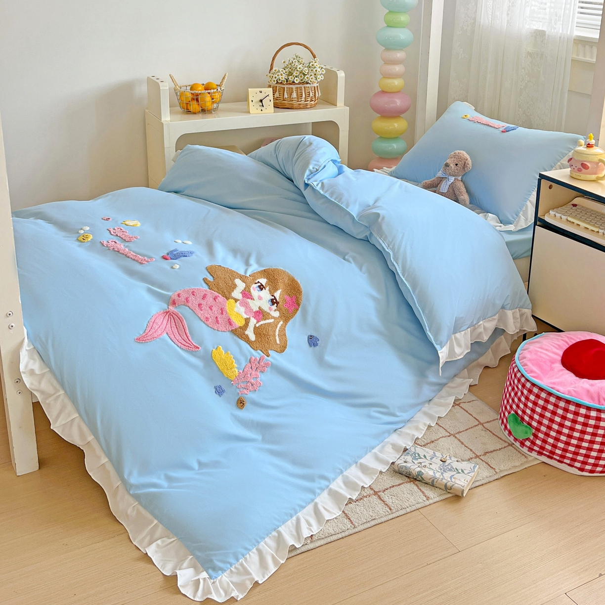 91家纺网 家纺一手货源 找家纺 雨菲家纺 2025新款学生季水洗棉毛巾绣花荷叶花边三件套四件套床单床笠款 美人鱼蓝