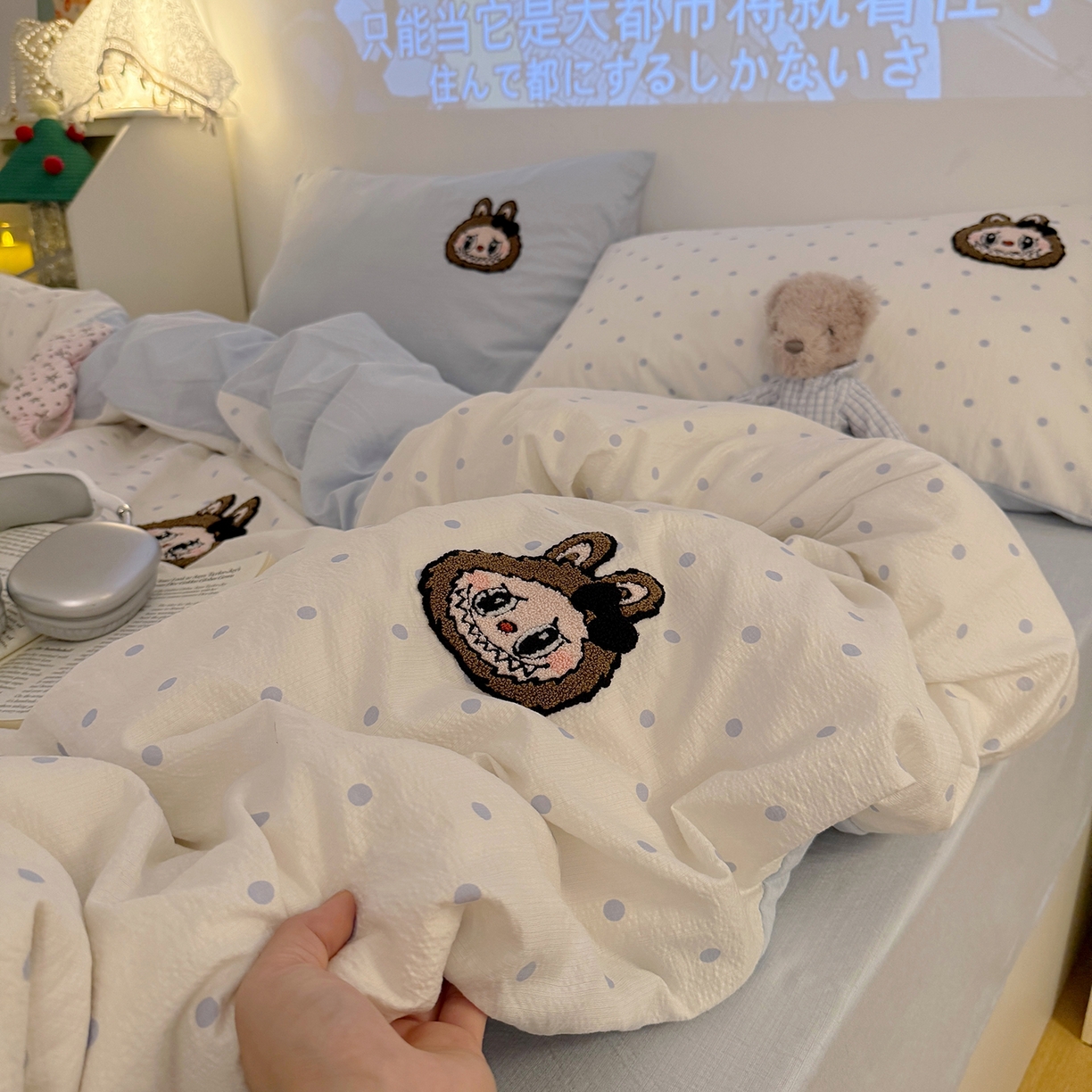 91家纺网 家纺一手货源 找家纺 罗亿家纺 2025新款云感双层纱卡通毛巾绣四件套（拉布布系列场景一） 蝴蝶结小布-奶蓝