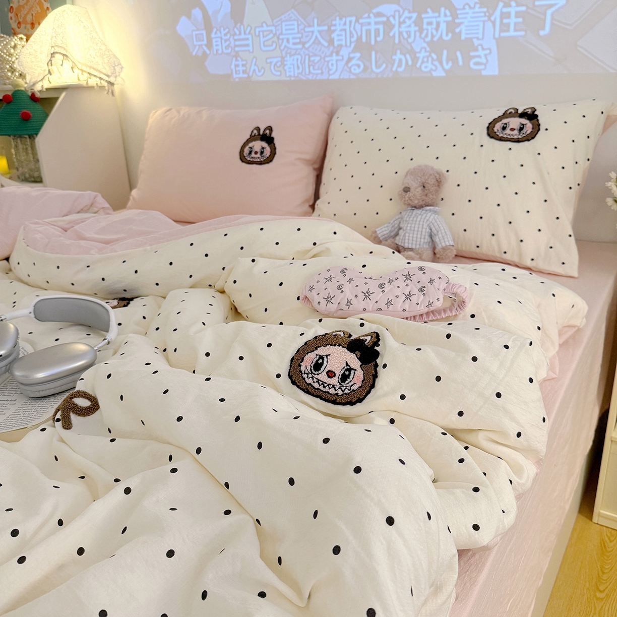 91家纺网 家纺一手货源 找家纺 罗亿家纺 2025新款云感双层纱卡通毛巾绣四件套（拉布布系列场景一） 蝴蝶结小布-粉玉