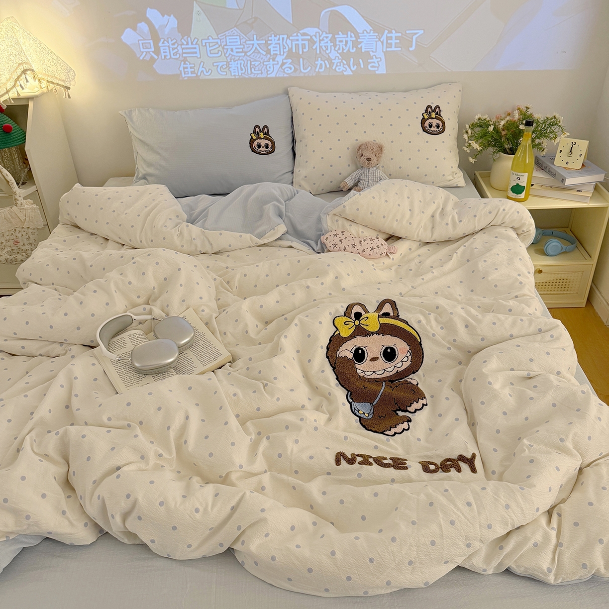 91家纺网 家纺一手货源 找家纺 罗亿家纺 2025新款云感双层纱卡通毛巾绣四件套（拉布布系列场景一） 可爱布布-蓝波点