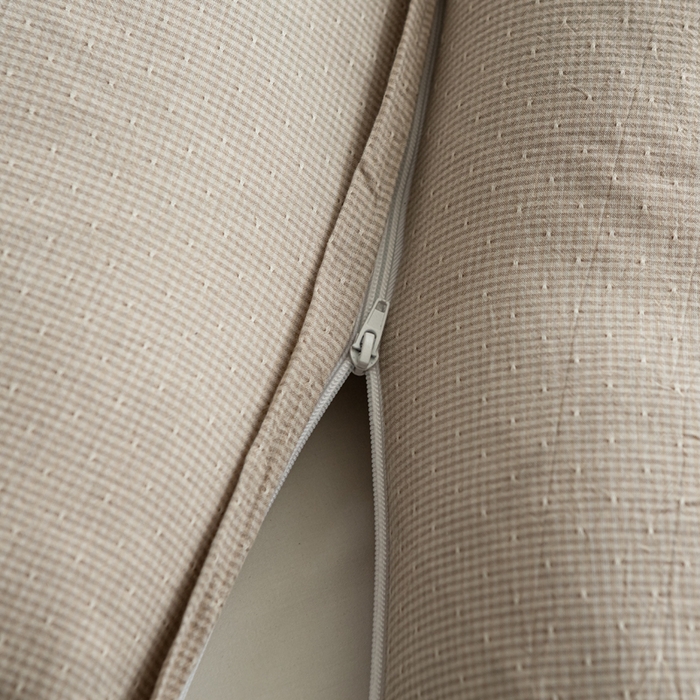 91家纺网 家纺一手货源 找家纺 萌番宝 2025新款A类水洗棉全棉三角方格二合一组合荞麦枕头草本清香荞麦腰枕 灰色三角46*16+方枕46*28