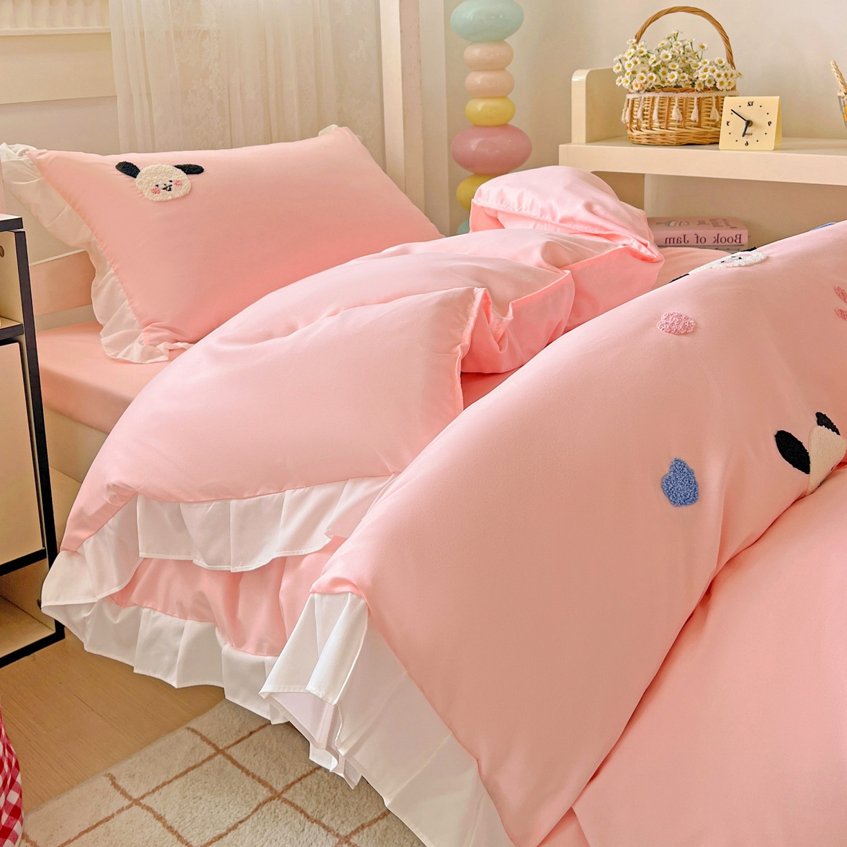 91家纺网 家纺一手货源 找家纺 雨菲家纺 2025新款学生季水洗棉毛巾绣花荷叶花边三件套四件套床单床笠款 开心狗粉