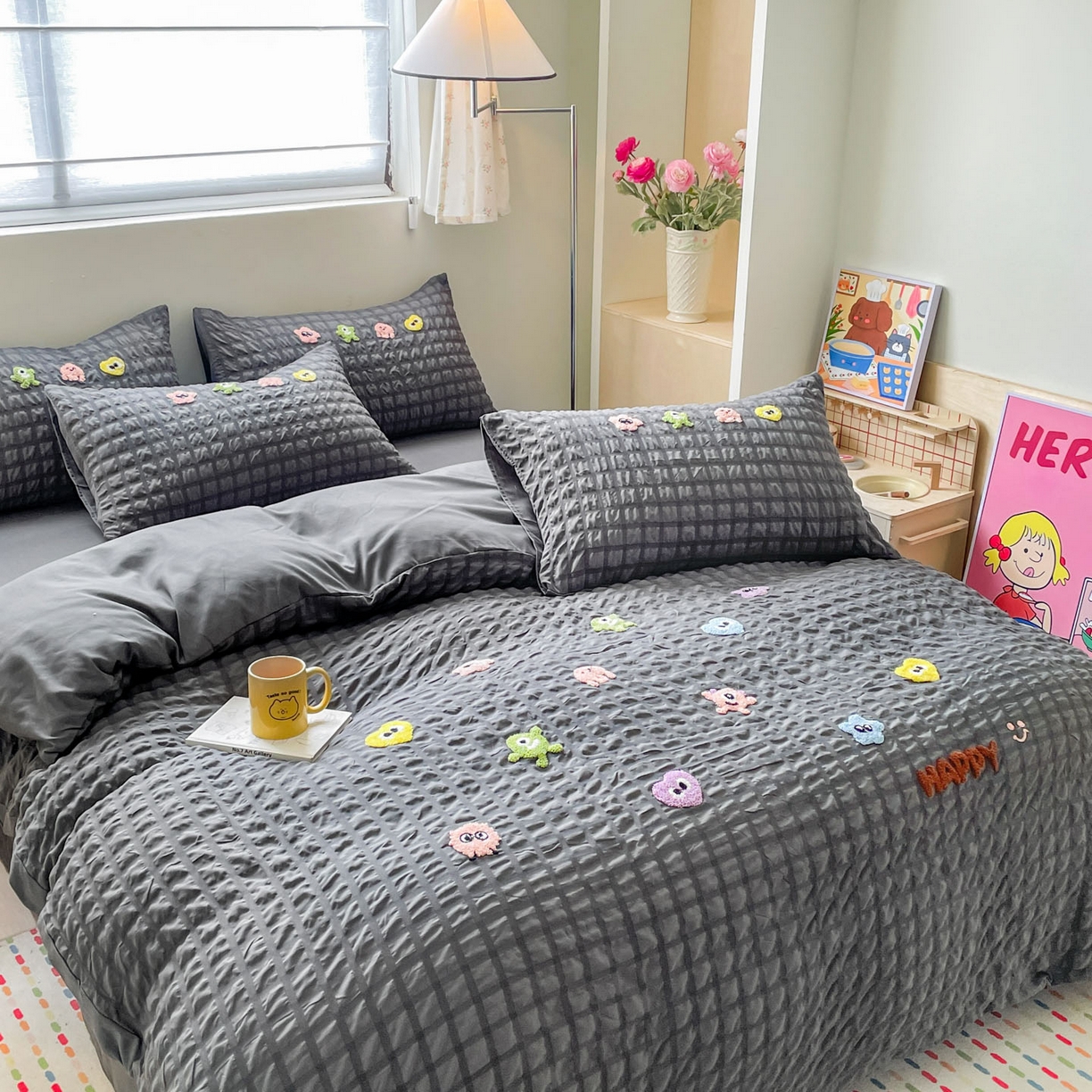 91家纺网 家纺一手货源 找家纺 千希家纺 2025新款高克重超柔泡泡纱毛巾绣泡芙精灵系列四件套 泡芙精灵-绅士灰