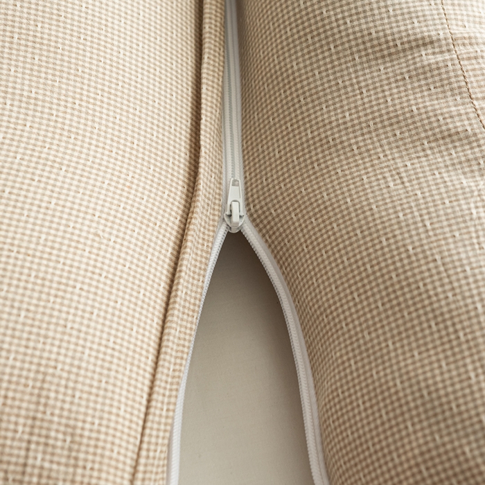 91家纺网 家纺一手货源 找家纺 萌番宝 2025新款A类水洗棉全棉三角方格二合一组合荞麦枕头草本清香荞麦腰枕 卡其色三角46*16+方枕46*28