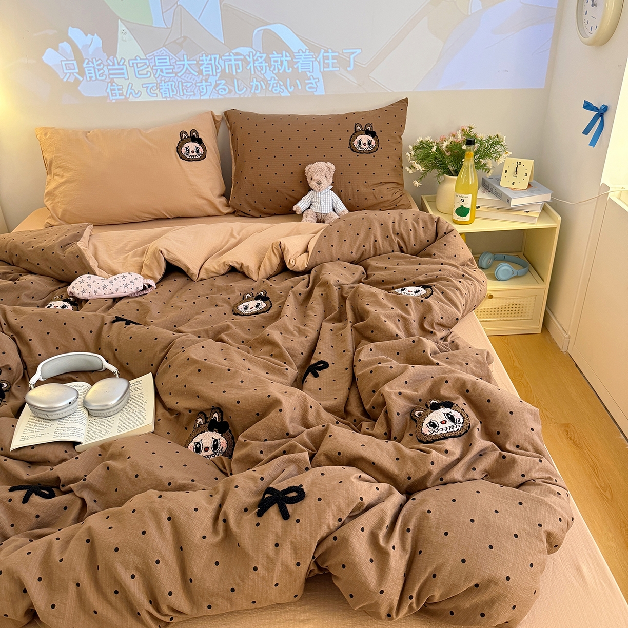 91家纺网 家纺一手货源 找家纺 罗亿家纺 2025新款云感双层纱卡通毛巾绣四件套（拉布布系列场景一） 蝴蝶结小布-咖色