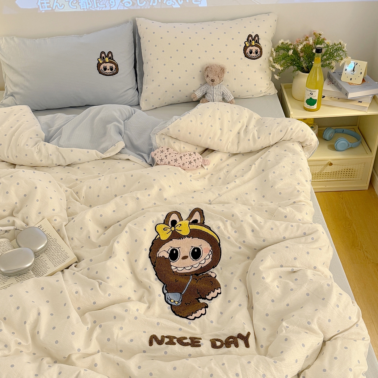 91家纺网 家纺一手货源 找家纺 罗亿家纺 2025新款云感双层纱卡通毛巾绣四件套（拉布布系列场景一） 可爱布布-蓝波点