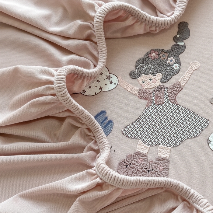 91家纺网 家纺一手货源 找家纺 米菲 2025新款高密针织棉印花床笠-梦幻 梦幻--少女粉