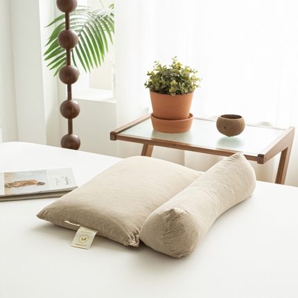 91家纺网 家纺一手货源 找家纺 萌番宝 2025新款A类水洗棉全棉三角方格二合一组合荞麦枕头草本清香荞麦腰枕 卡其色三角46*16+方枕46*28