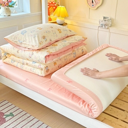 91家纺网 家纺一手货源 找家纺 （总）西引力 2025新款全棉印花学生宿舍三件套四件套,布鲁斯,草莓园,富贵狗,格调人生,狗狗家族 -兰,狗狗家族-粉,狗狗派对,假日小狗,可爱喵喵,煤球,皮皮狗,文森特,英伦蓝,影子熊,云端