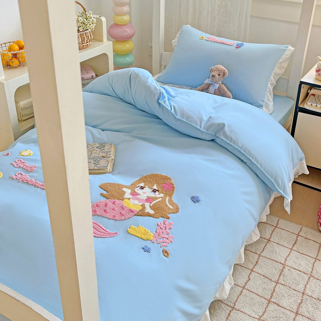 91家纺网 家纺一手货源 找家纺 雨菲家纺 2025新款学生季水洗棉毛巾绣花荷叶花边三件套四件套床单床笠款 美人鱼蓝
