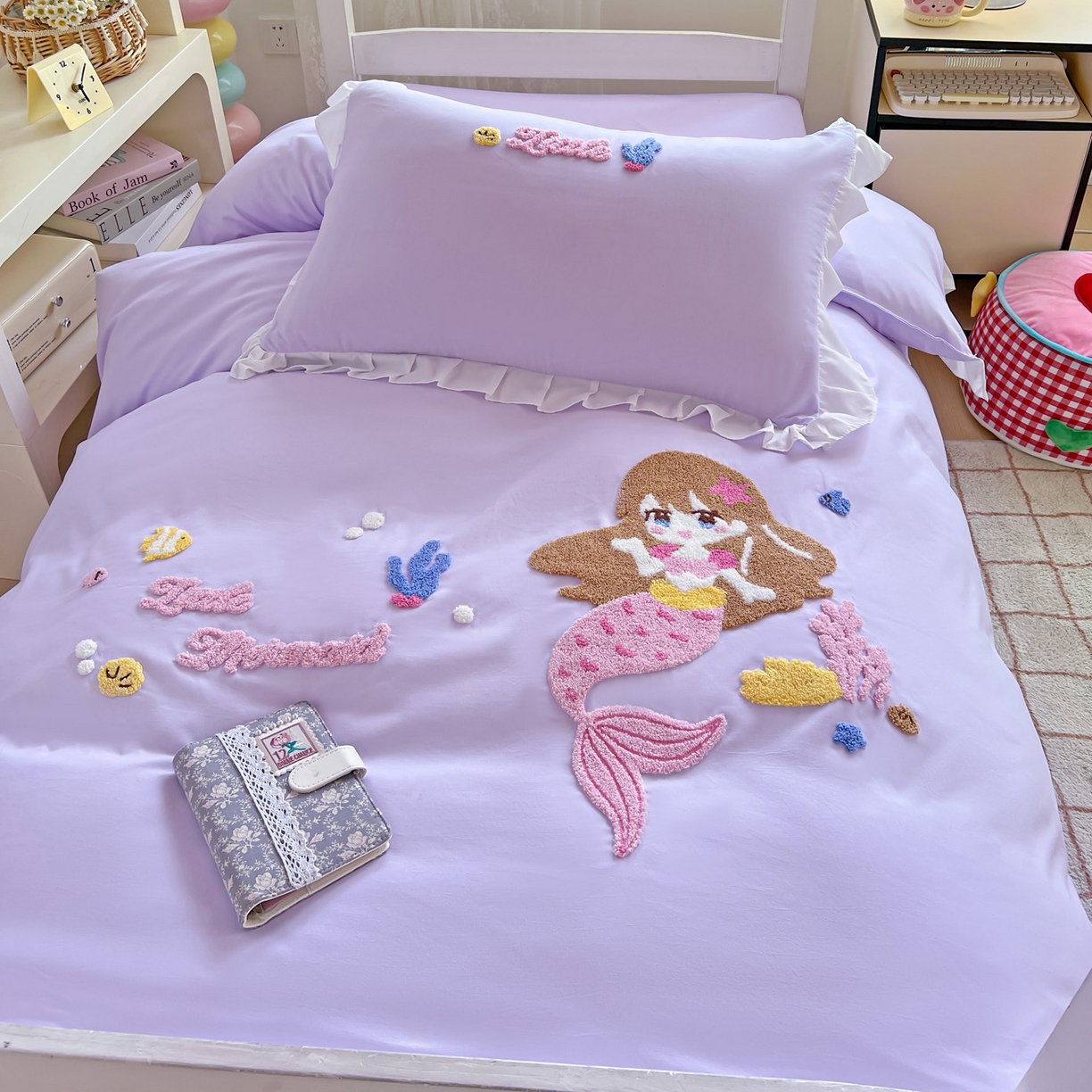 91家纺网 家纺一手货源 找家纺 雨菲家纺 2025新款学生季水洗棉毛巾绣花荷叶花边三件套四件套床单床笠款 美人鱼紫