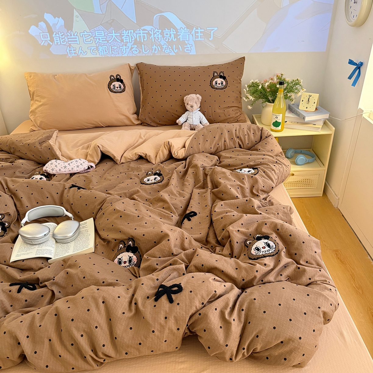 91家纺网 家纺一手货源 找家纺 罗亿家纺 2025新款云感双层纱卡通毛巾绣四件套（拉布布系列场景一） 蝴蝶结小布-咖色