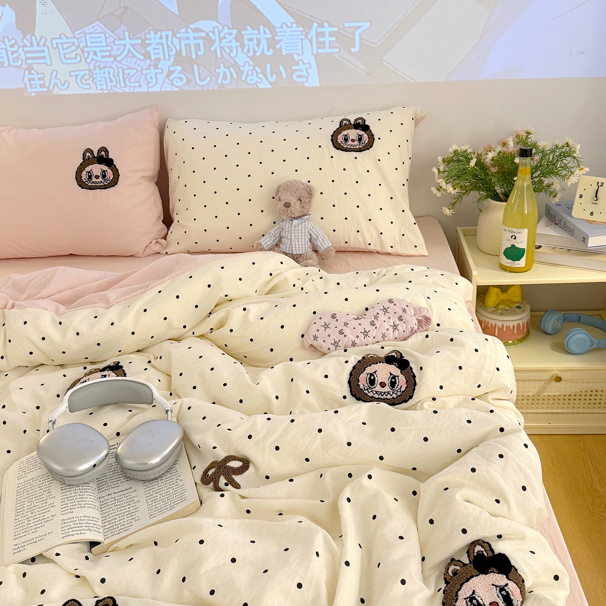 91家纺网 家纺一手货源 找家纺 罗亿家纺 2025新款云感双层纱卡通毛巾绣四件套（拉布布系列场景一） 蝴蝶结小布-粉玉