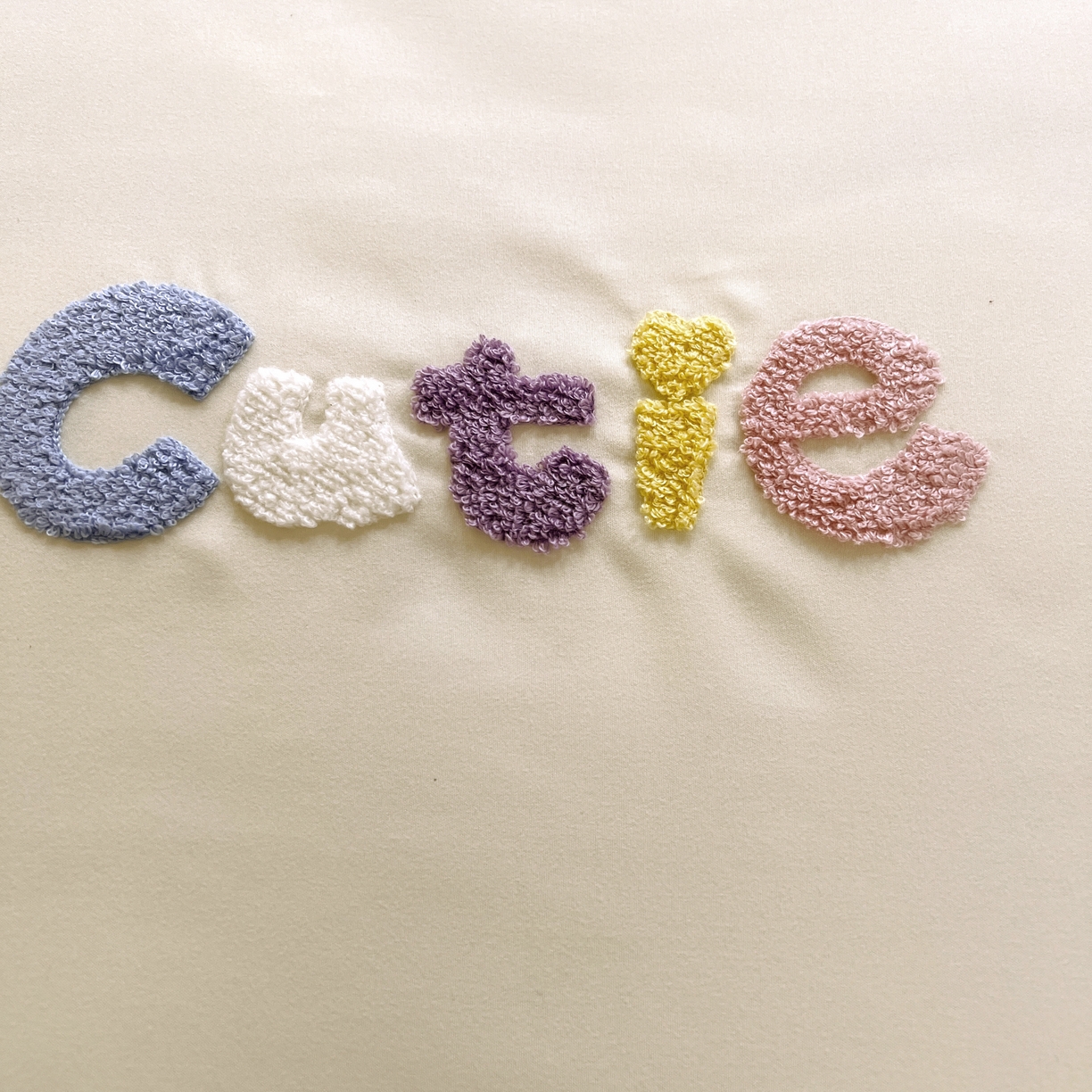 91家纺网 家纺一手货源 找家纺 雨菲家纺 2025新款学生季水洗棉毛巾绣花荷叶花边三件套四件套床单床笠款 米米兔杏