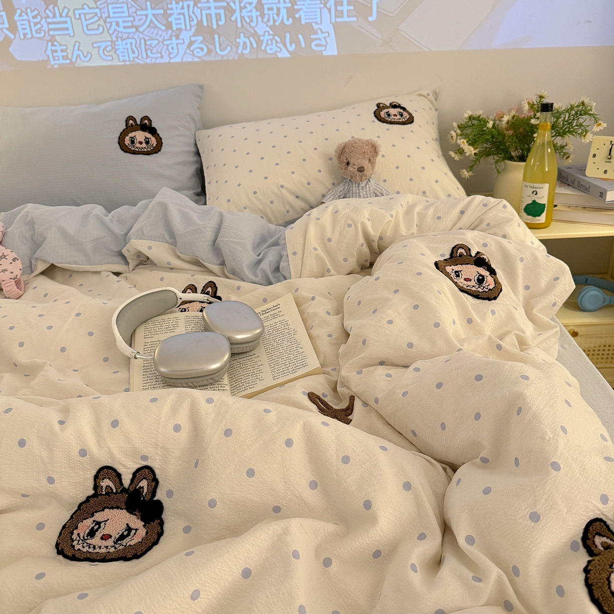 91家纺网 家纺一手货源 找家纺 罗亿家纺 2025新款云感双层纱卡通毛巾绣四件套（拉布布系列场景一） 蝴蝶结小布-奶蓝