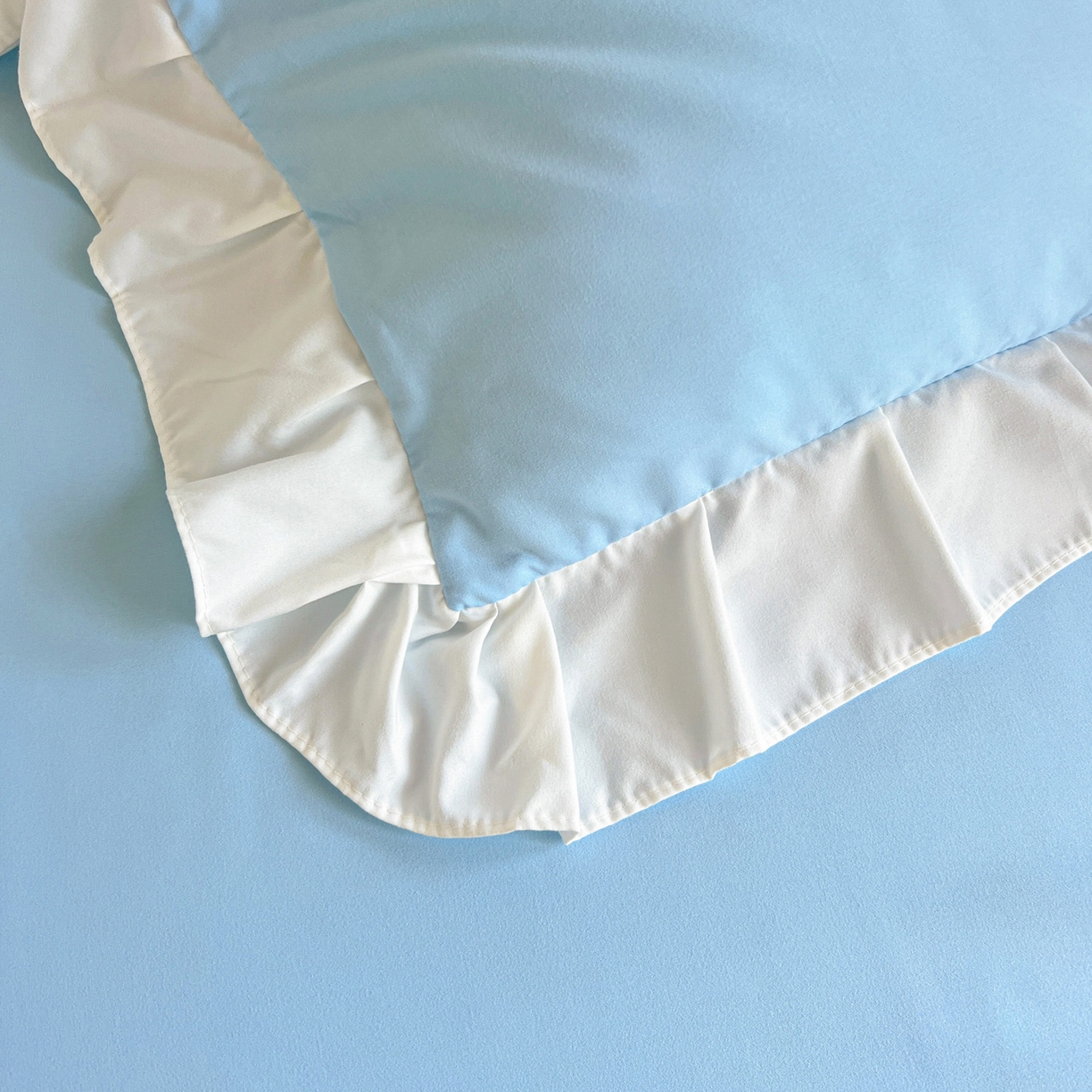 91家纺网 家纺一手货源 找家纺 雨菲家纺 2025新款学生季水洗棉毛巾绣花荷叶花边三件套四件套床单床笠款 美人鱼蓝