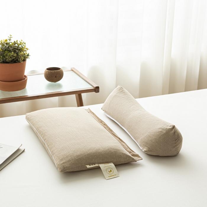 91家纺网 家纺一手货源 找家纺 萌番宝 2025新款A类水洗棉全棉三角方格二合一组合荞麦枕头草本清香荞麦腰枕 卡其色三角46*16+方枕46*28