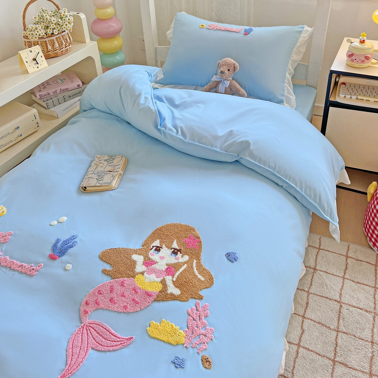 91家纺网 家纺一手货源 找家纺 雨菲家纺 2025新款学生季水洗棉毛巾绣花荷叶花边三件套四件套床单床笠款 美人鱼蓝