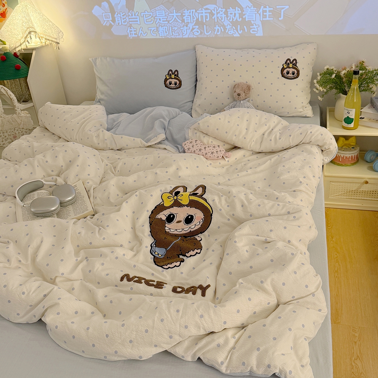 91家纺网 家纺一手货源 找家纺 罗亿家纺 2025新款云感双层纱卡通毛巾绣四件套（拉布布系列场景一） 可爱布布-蓝波点