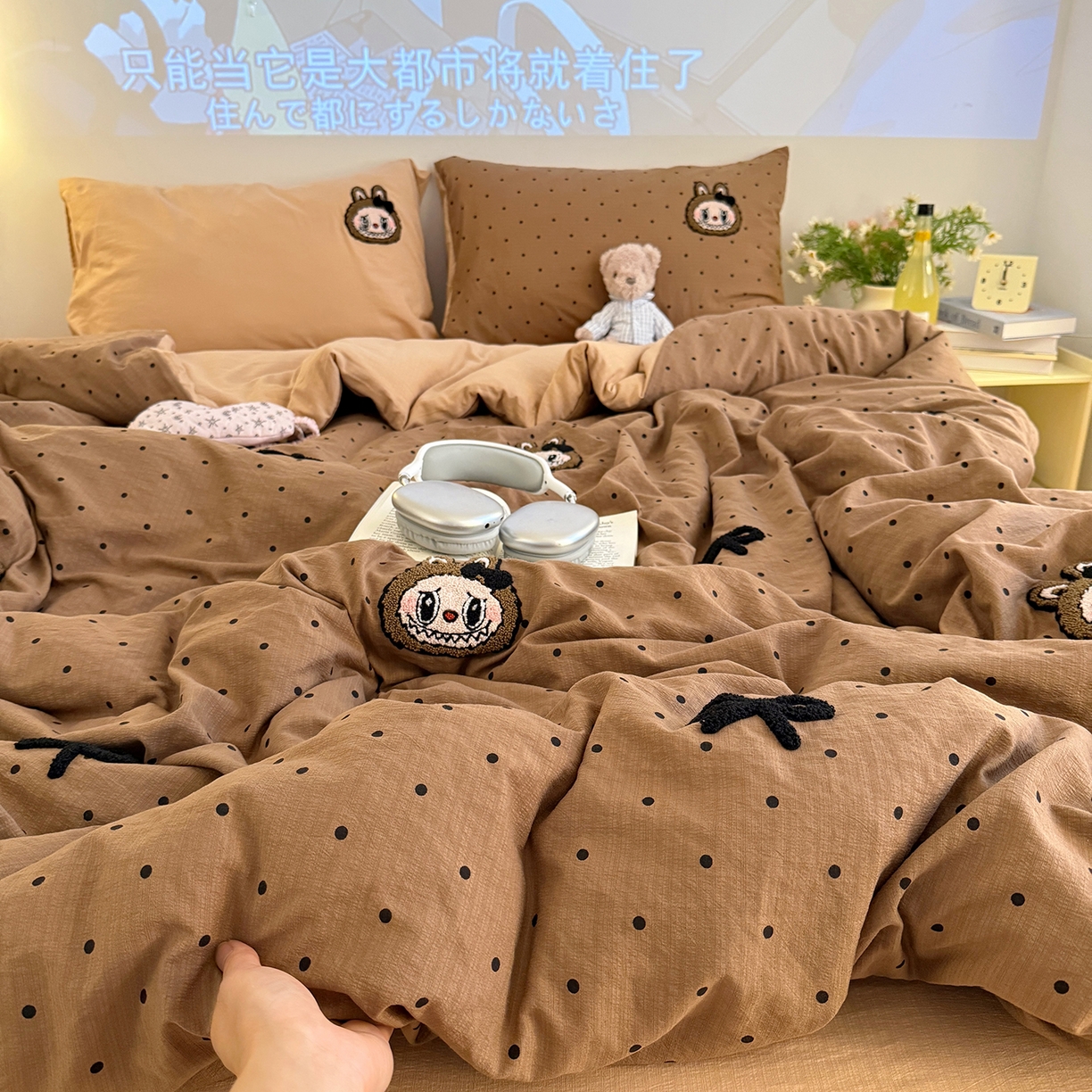 91家纺网 家纺一手货源 找家纺 罗亿家纺 2025新款云感双层纱卡通毛巾绣四件套（拉布布系列场景一） 蝴蝶结小布-咖色