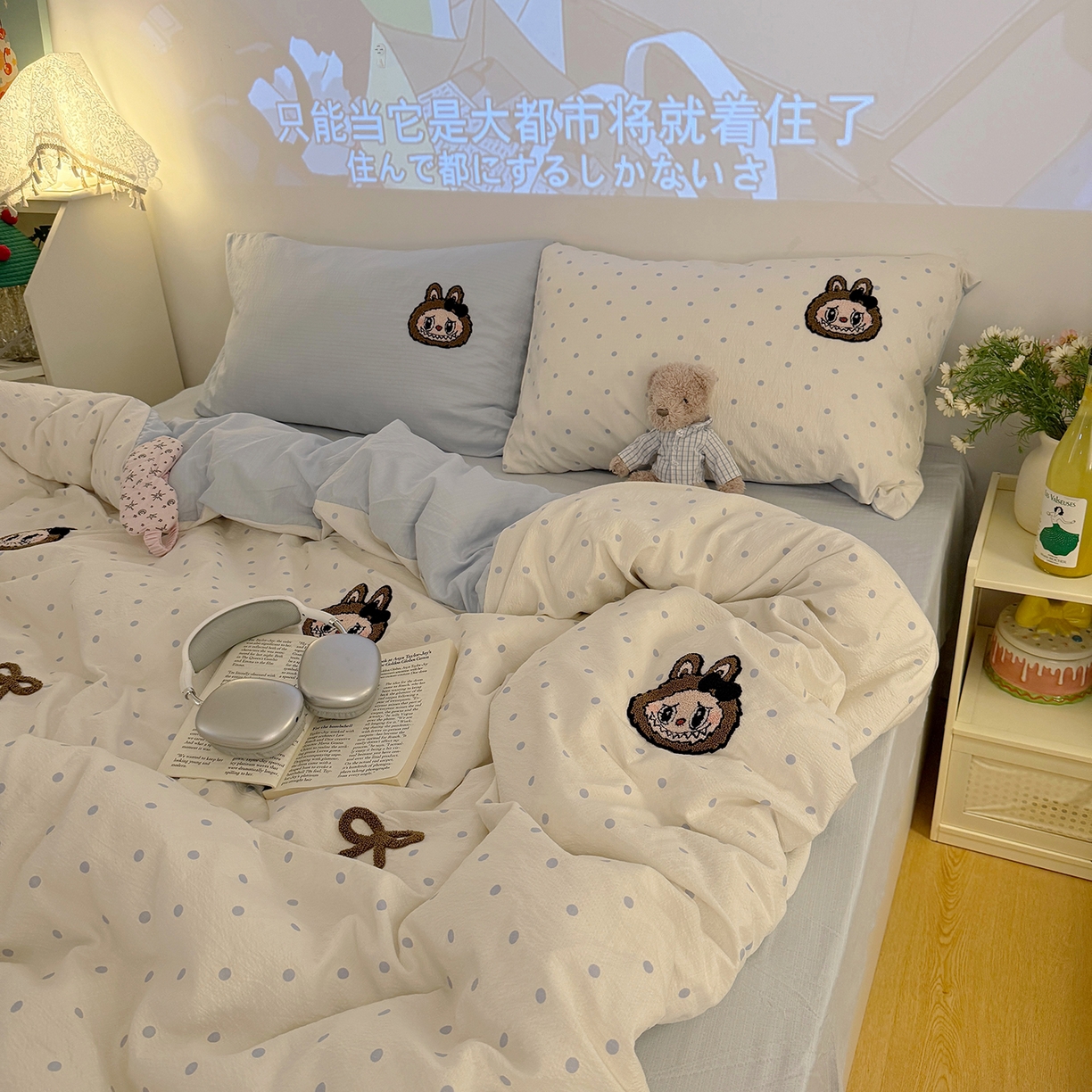 91家纺网 家纺一手货源 找家纺 罗亿家纺 2025新款云感双层纱卡通毛巾绣四件套（拉布布系列场景一） 蝴蝶结小布-奶蓝