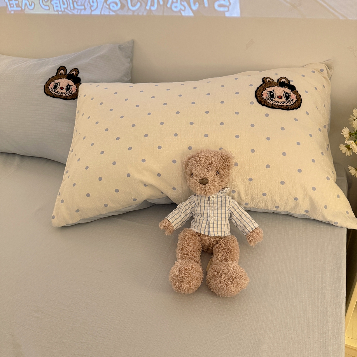 91家纺网 家纺一手货源 找家纺 罗亿家纺 2025新款云感双层纱卡通毛巾绣四件套（拉布布系列场景一） 蝴蝶结小布-奶蓝