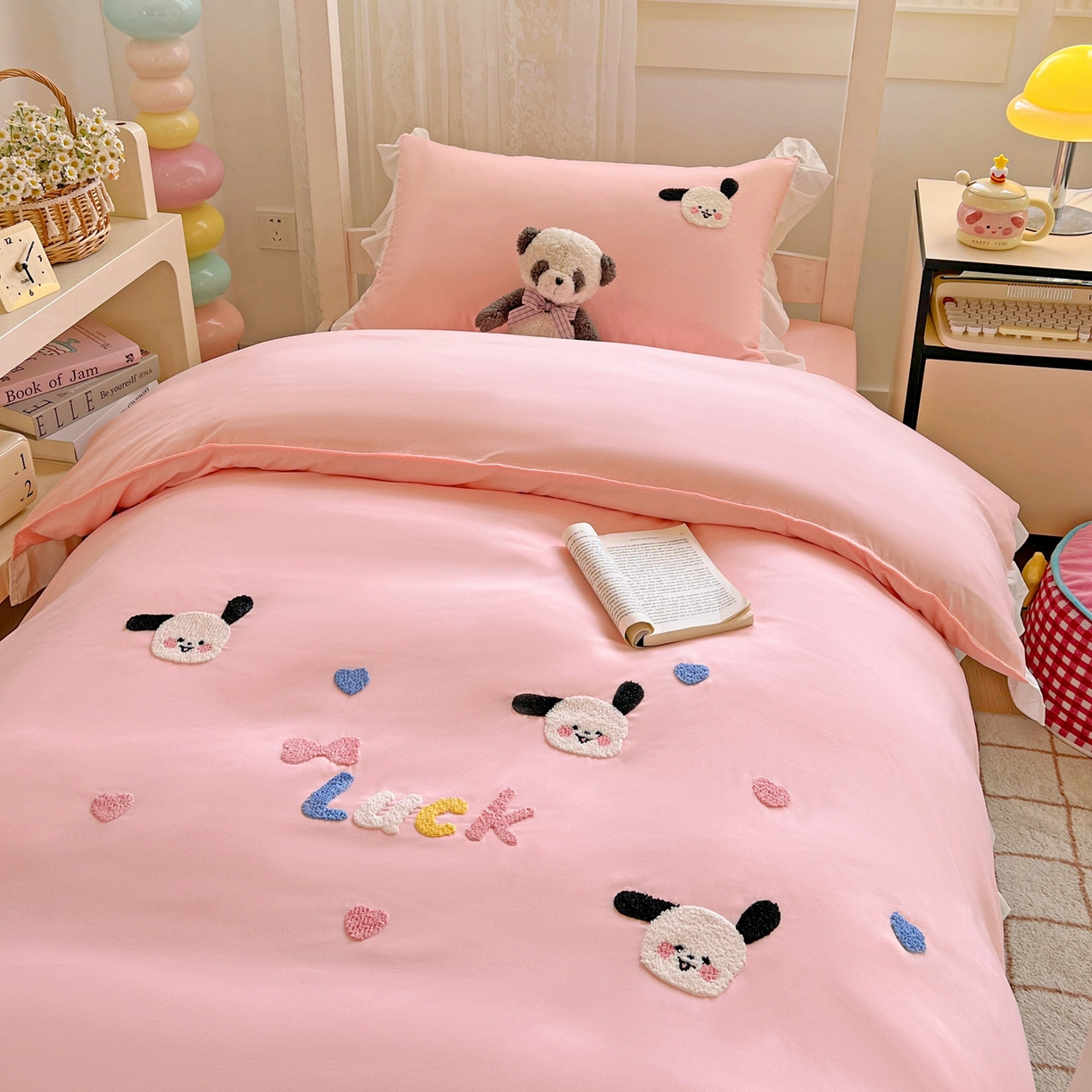 91家纺网 家纺一手货源 找家纺 雨菲家纺 2025新款学生季水洗棉毛巾绣花荷叶花边三件套四件套床单床笠款 开心狗粉