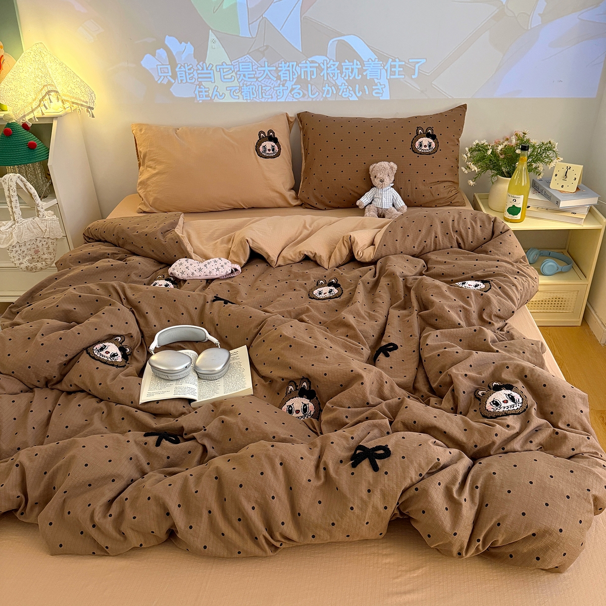 91家纺网 家纺一手货源 找家纺 罗亿家纺 2025新款云感双层纱卡通毛巾绣四件套（拉布布系列场景一） 蝴蝶结小布-咖色