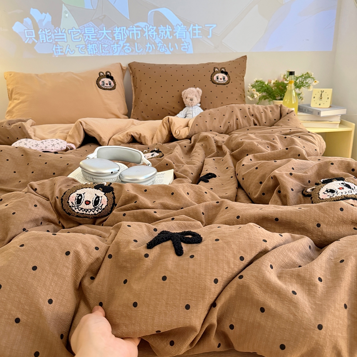 91家纺网 家纺一手货源 找家纺 罗亿家纺 2025新款云感双层纱卡通毛巾绣四件套（拉布布系列场景一） 蝴蝶结小布-咖色