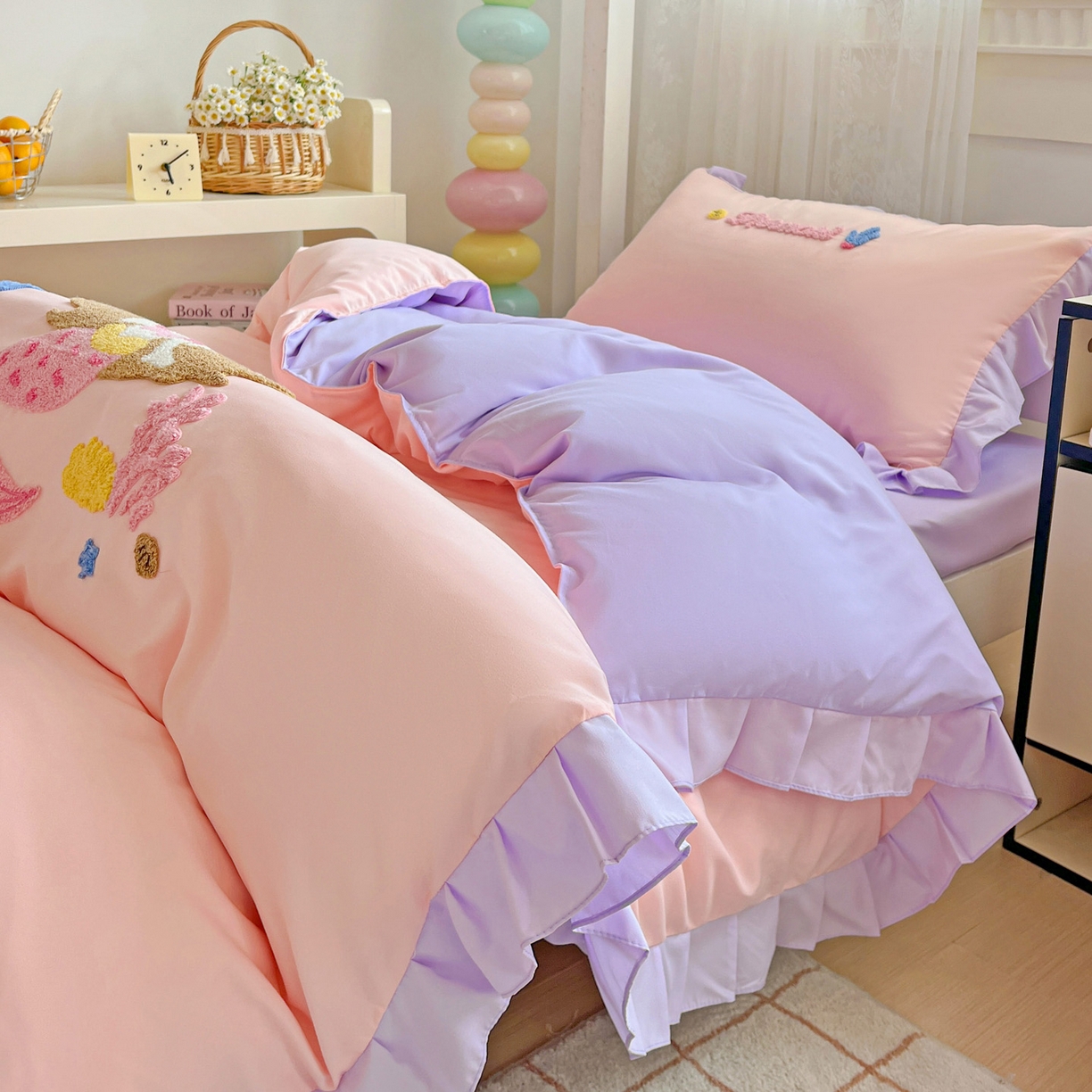 91家纺网 家纺一手货源 找家纺 雨菲家纺 2025新款学生季水洗棉毛巾绣花荷叶花边三件套四件套床单床笠款 美人鱼粉紫