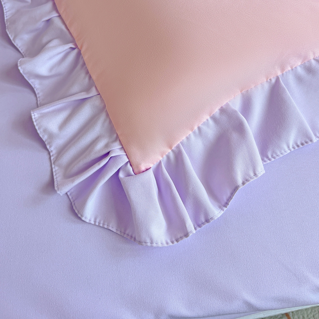 91家纺网 家纺一手货源 找家纺 雨菲家纺 2025新款学生季水洗棉毛巾绣花荷叶花边三件套四件套床单床笠款 美人鱼粉紫