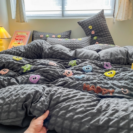 91家纺网 家纺一手货源 找家纺 （总）千希家纺 2025新款高克重超柔泡泡纱毛巾绣泡芙精灵系列四件套