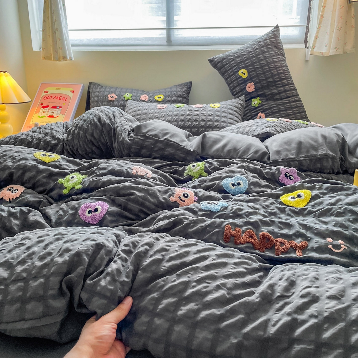 91家纺网 家纺一手货源 找家纺 千希家纺 2025新款高克重超柔泡泡纱毛巾绣泡芙精灵系列四件套 泡芙精灵-绅士灰