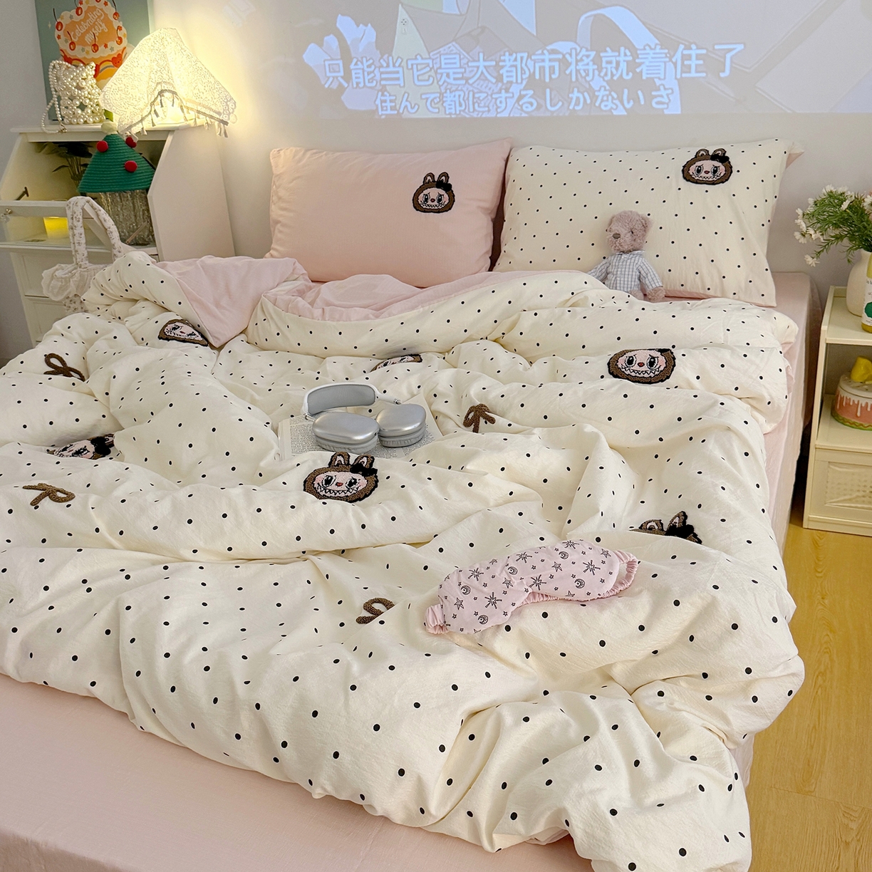 91家纺网 家纺一手货源 找家纺 罗亿家纺 2025新款云感双层纱卡通毛巾绣四件套（拉布布系列场景一） 蝴蝶结小布-粉玉