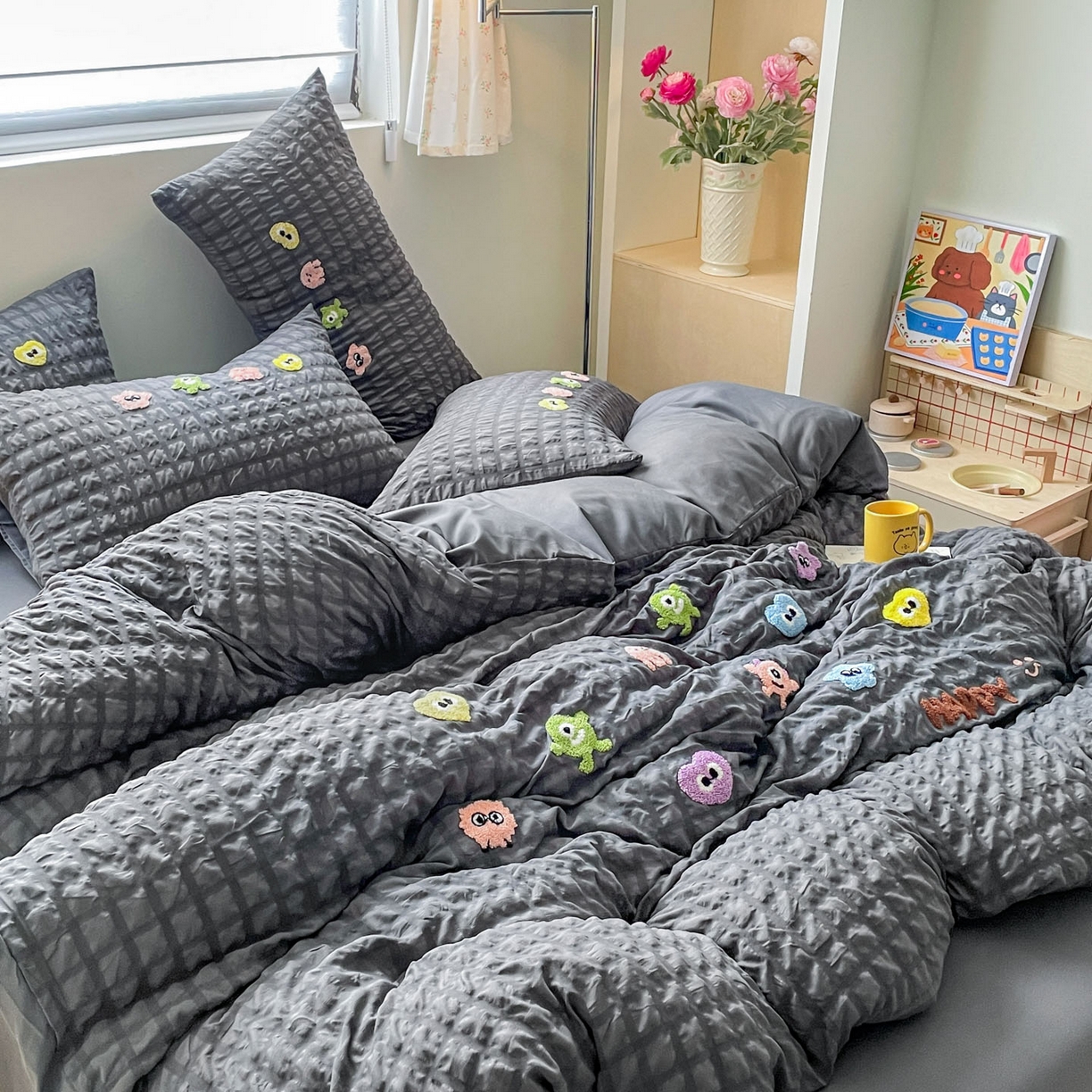 91家纺网 家纺一手货源 找家纺 千希家纺 2025新款高克重超柔泡泡纱毛巾绣泡芙精灵系列四件套 泡芙精灵-绅士灰