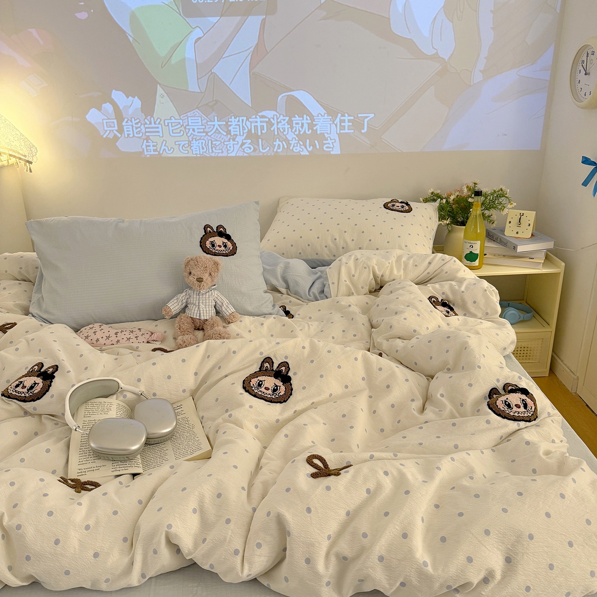 91家纺网 家纺一手货源 找家纺 罗亿家纺 2025新款云感双层纱卡通毛巾绣四件套（拉布布系列场景一） 蝴蝶结小布-奶蓝