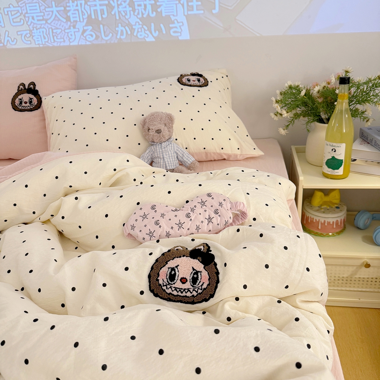 91家纺网 家纺一手货源 找家纺 罗亿家纺 2025新款云感双层纱卡通毛巾绣四件套（拉布布系列场景一） 蝴蝶结小布-粉玉