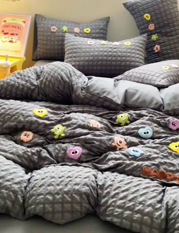 91家纺网 家纺一手货源 找家纺 千希家纺 2025新款高克重超柔泡泡纱毛巾绣泡芙精灵系列四件套 泡芙精灵-绅士灰