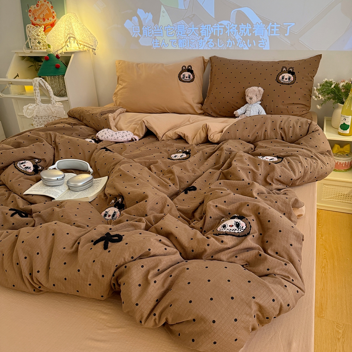 91家纺网 家纺一手货源 找家纺 罗亿家纺 2025新款云感双层纱卡通毛巾绣四件套（拉布布系列场景一） 蝴蝶结小布-咖色