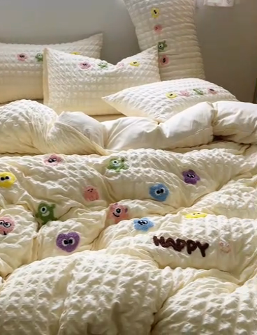 91家纺网 家纺一手货源 找家纺 千希家纺 2025新款高克重超柔泡泡纱毛巾绣泡芙精灵系列四件套 泡芙精灵-奶油黄