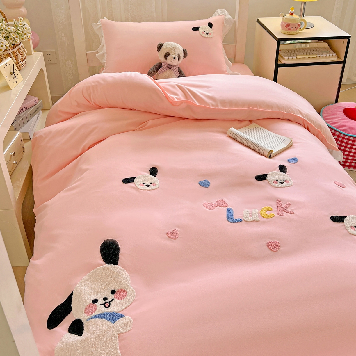 91家纺网 家纺一手货源 找家纺 雨菲家纺 2025新款学生季水洗棉毛巾绣花荷叶花边三件套四件套床单床笠款 开心狗粉