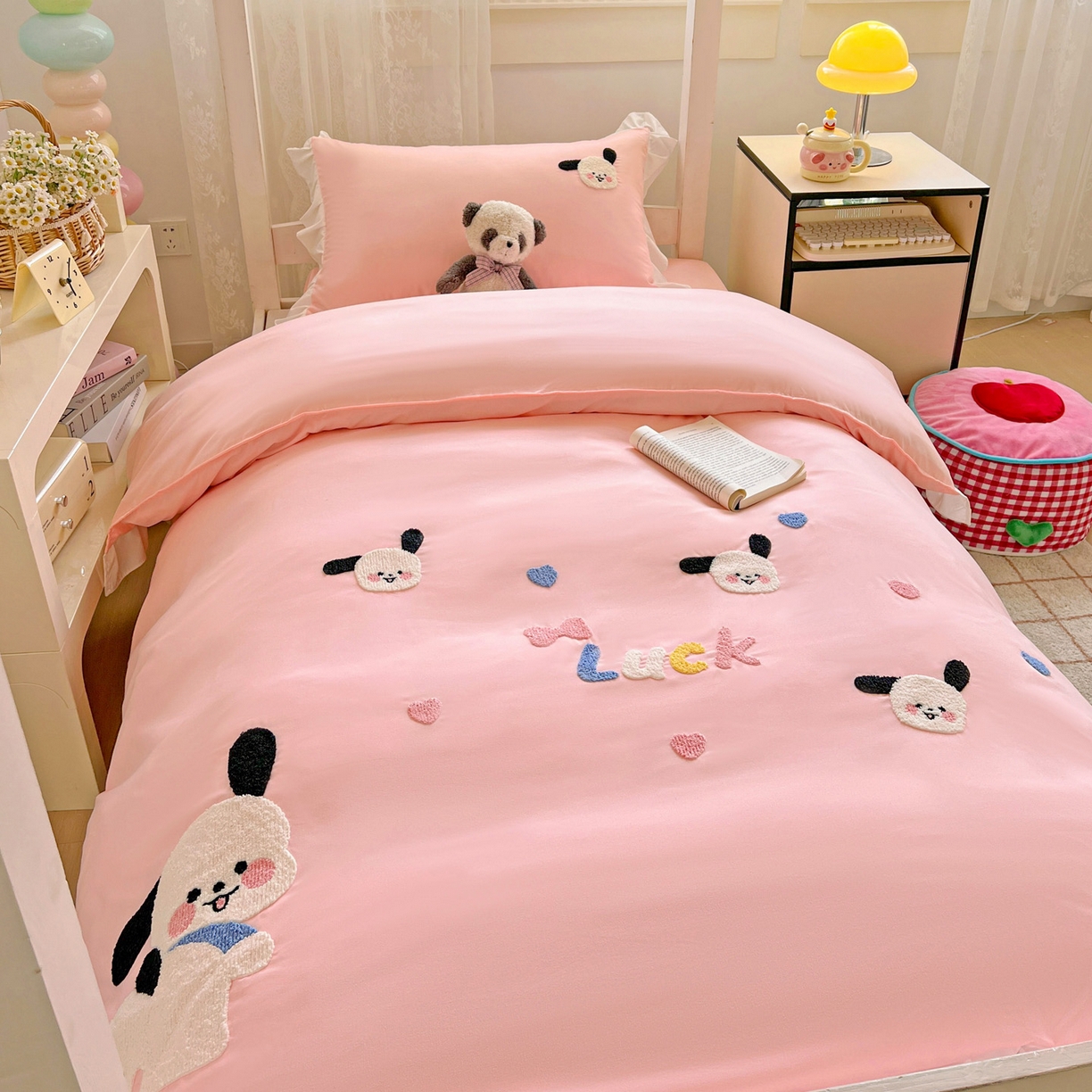 91家纺网 家纺一手货源 找家纺 雨菲家纺 2025新款学生季水洗棉毛巾绣花荷叶花边三件套四件套床单床笠款 开心狗粉