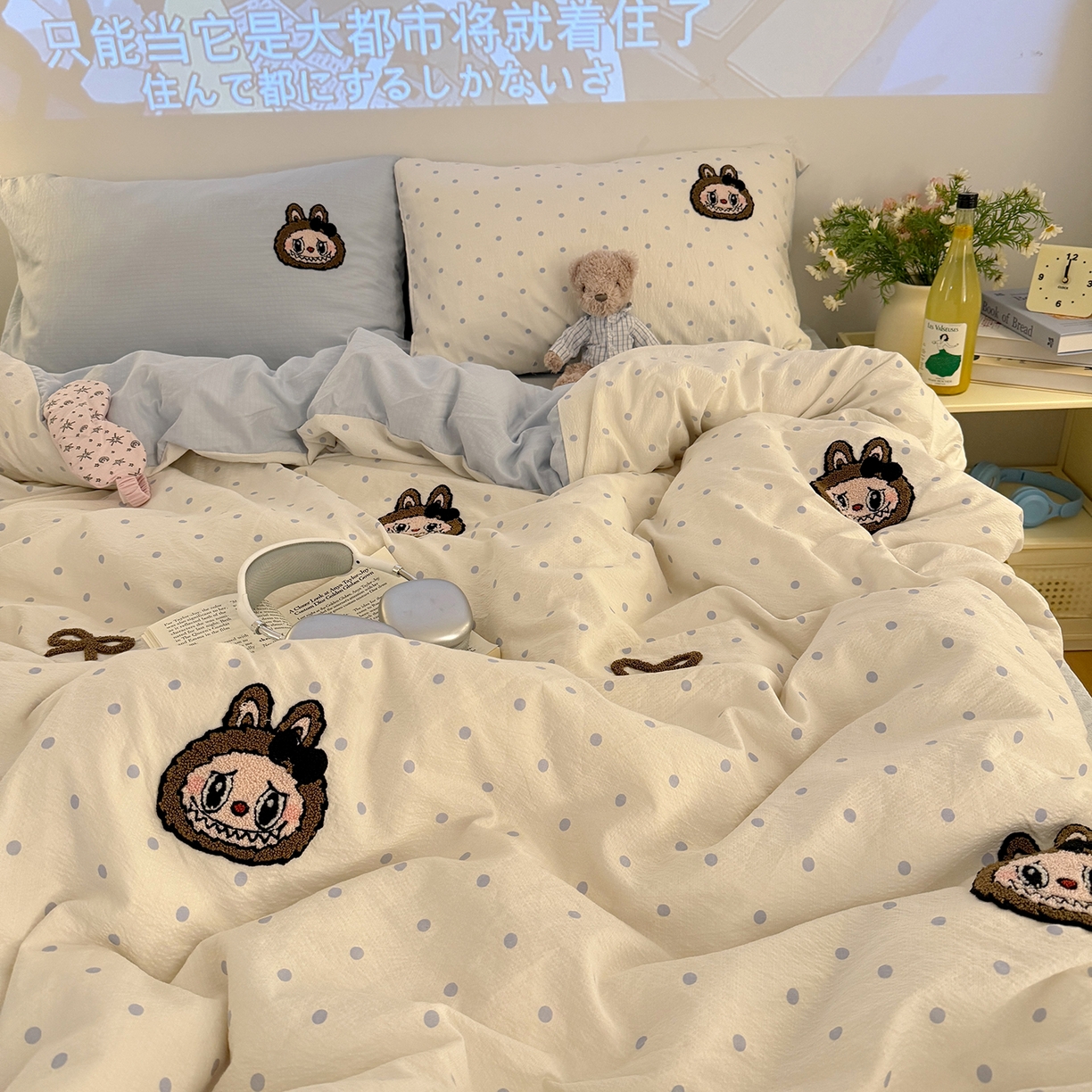 91家纺网 家纺一手货源 找家纺 罗亿家纺 2025新款云感双层纱卡通毛巾绣四件套（拉布布系列场景一） 蝴蝶结小布-奶蓝