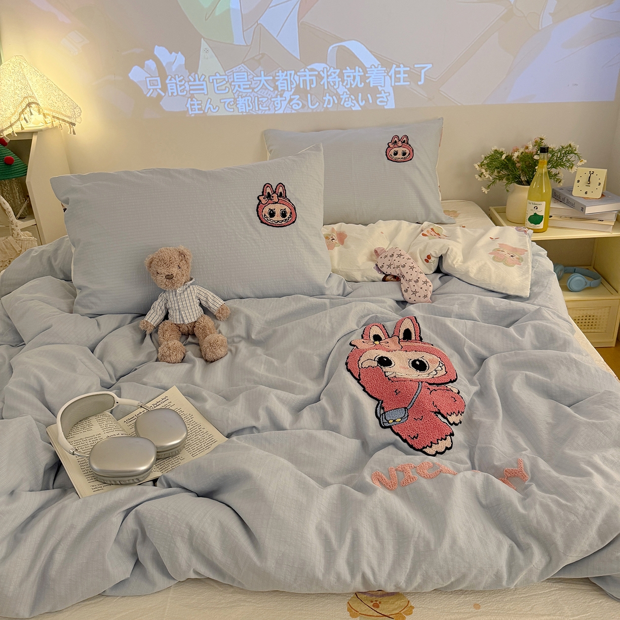 91家纺网 家纺一手货源 找家纺 罗亿家纺 2025新款云感双层纱卡通毛巾绣四件套（拉布布系列场景一） 可爱布布-蓝