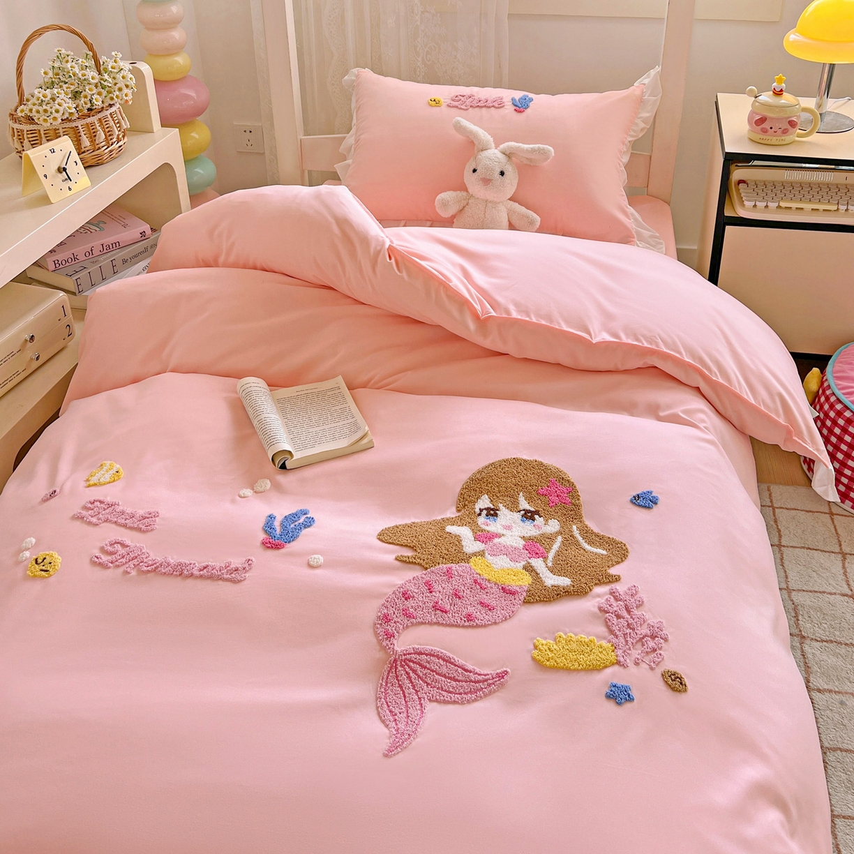 91家纺网 家纺一手货源 找家纺 雨菲家纺 2025新款学生季水洗棉毛巾绣花荷叶花边三件套四件套床单床笠款 美人鱼粉