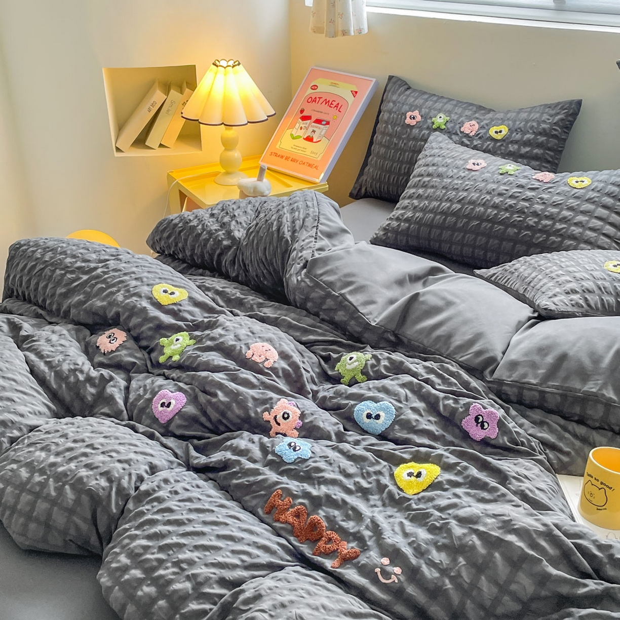 91家纺网 家纺一手货源 找家纺 千希家纺 2025新款高克重超柔泡泡纱毛巾绣泡芙精灵系列四件套 泡芙精灵-绅士灰