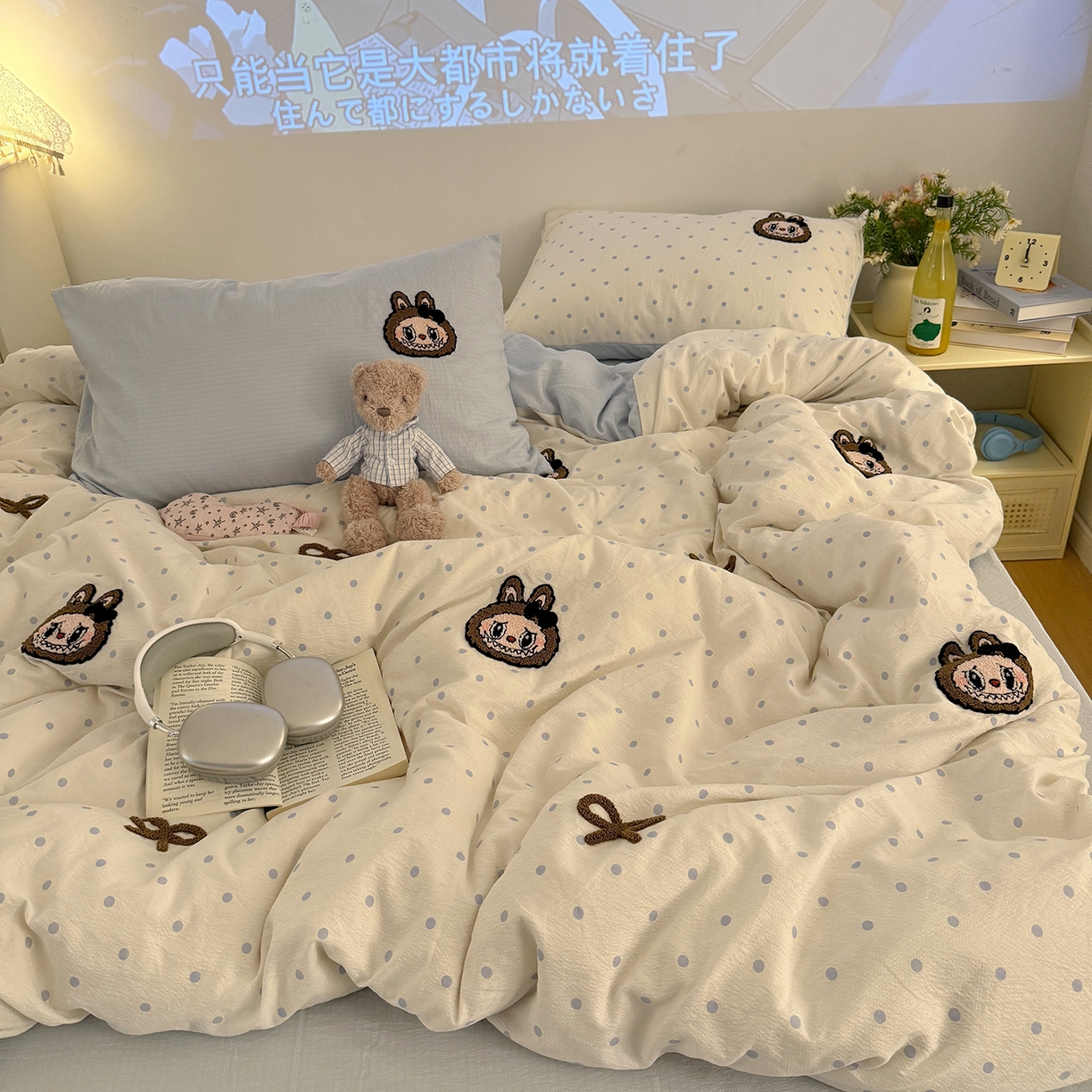 91家纺网 家纺一手货源 找家纺 罗亿家纺 2025新款云感双层纱卡通毛巾绣四件套（拉布布系列场景一） 蝴蝶结小布-奶蓝