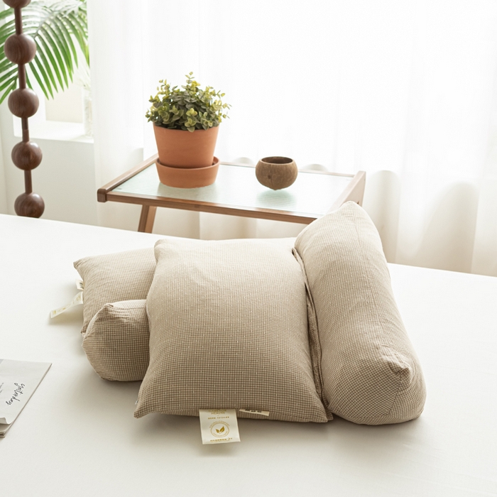 91家纺网 家纺一手货源 找家纺 萌番宝 2025新款A类水洗棉全棉三角方格二合一组合荞麦枕头草本清香荞麦腰枕 卡其色三角46*16+方枕46*28